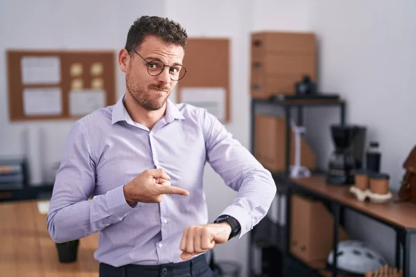 Young Hispanic Man Office Hurry Pointing Watch Time Impatience Upset — Stock Photo, Image