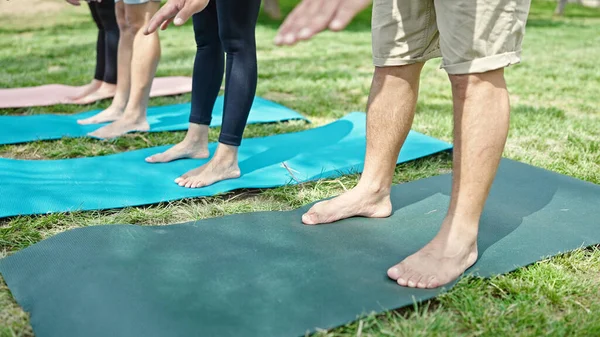 Parkta Yoga Eğitimi Alan Bir Grup Insan — Stok fotoğraf