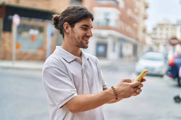 Young Hispanic Man Smiling Confident Using Smartphone Street — Stock Photo, Image