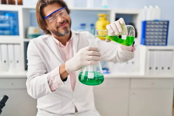 Wissenschaftler Mittleren Alters Gießt Labor Flüssigkeit Ins Reagenzglas — Stockfoto