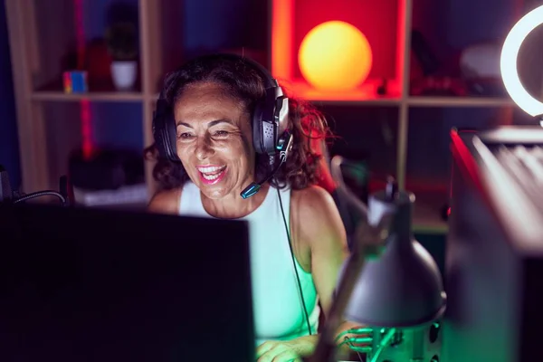Middle Age Woman Streamer Playing Video Game Using Computer Gaming — Stok fotoğraf