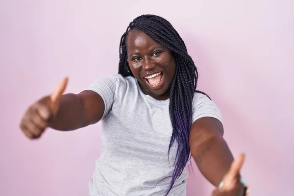 Jonge Afrikaanse Vrouw Die Roze Achtergrond Staat Positief Gebaar Maakt — Stockfoto