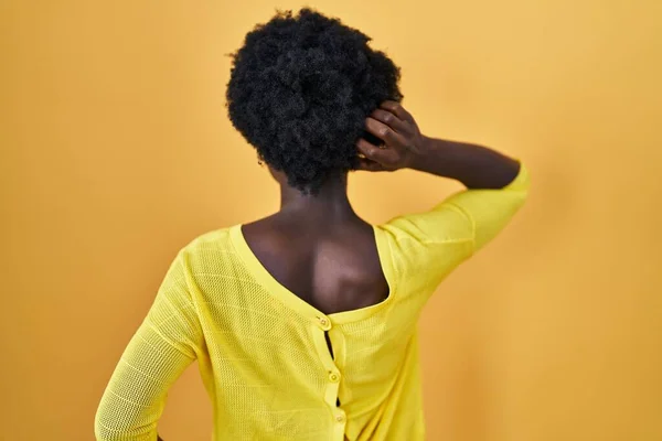 Afrikalı Genç Bir Kadın Sarı Stüdyonun Başında Dikiliyor Elleri Kafasında — Stok fotoğraf
