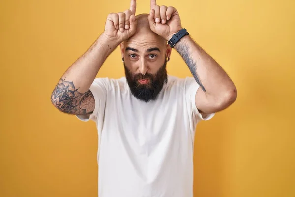 Young Hispanic Man Beard Tattoos Standing Yellow Background Doing Funny — Stock Photo, Image