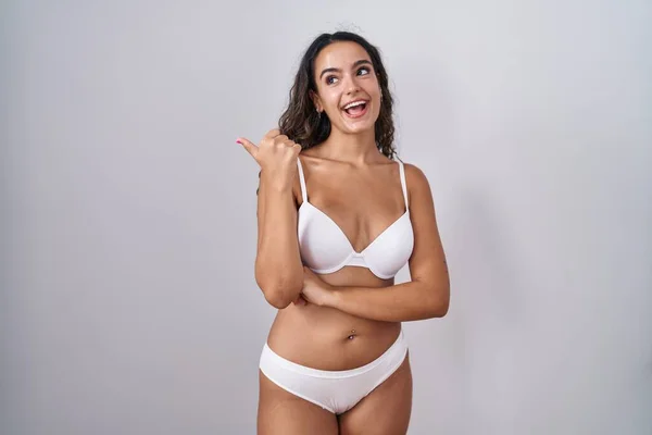 Ung Latinamerikansk Kvinna Klädd Vita Underkläder Leende Med Glada Ansikte — Stockfoto