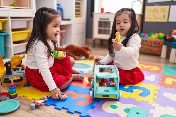 Очаровательные Девочки Близнецы Играют Игрушками Детском Саду — стоковое фото