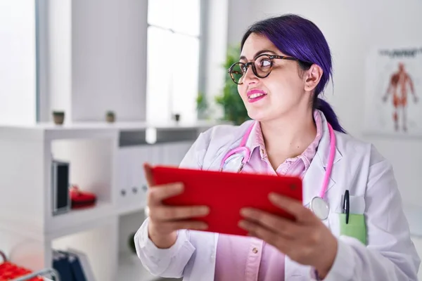 Νεαρή Όμορφη Συν Μέγεθος Γυναίκα Γιατρός Χρησιμοποιώντας Touchpad Στέκεται Στην — Φωτογραφία Αρχείου