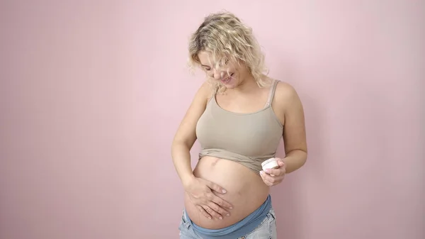 Jonge Zwangere Vrouw Lachend Zelfverzekerd Aanbrengen Van Huidverzorging Lotion Buik — Stockfoto
