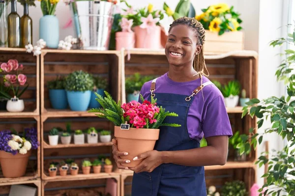 Mujer Afroamericana Florista Sonriente Planta Retención Segura Floristería — Foto de Stock