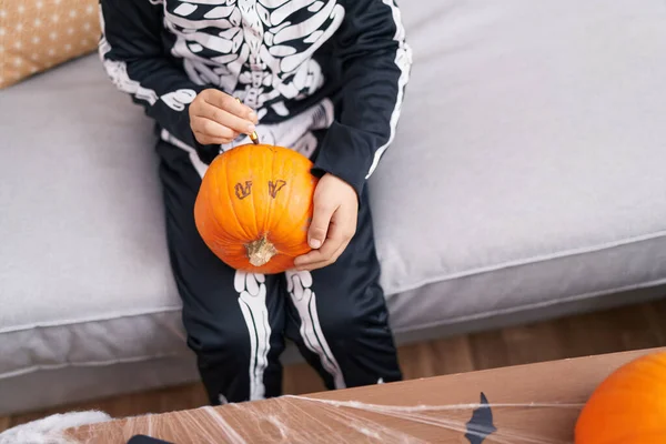 Evdeki Balkabağına Iskelet Kostümü Giymiş Sevimli Spanyol Çocuk — Stok fotoğraf