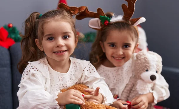 Δύο Παιδιά Κρατώντας Αρκουδάκι Κάθεται Στον Καναπέ Χριστουγεννιάτικη Διακόσμηση Στο — Φωτογραφία Αρχείου