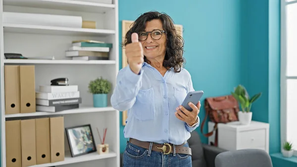 Trabajadora Negocios Hispana Mediana Edad Sonriendo Confiada Usando Smartphone Oficina —  Fotos de Stock