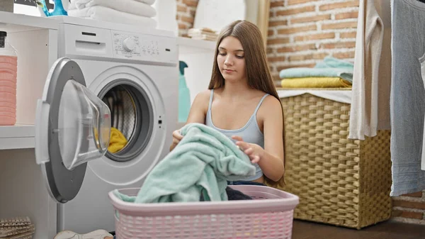 Çamaşır Odasında Çamaşır Yıkayan Güzel Bir Kız — Stok fotoğraf