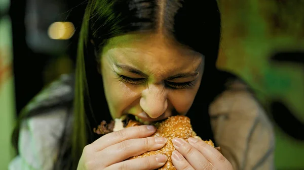 Jovem Bela Mulher Hispânica Comendo Delicioso Hambúrguer Restaurante — Fotografia de Stock