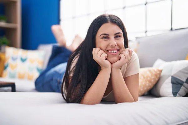 Young Beautiful Hispanic Woman Smiling Confident Lying Sofa Home — Stockfoto