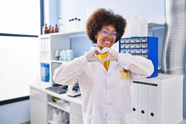 Genç Afro Amerikan Kadın Bilim Adamı Laboratuvarında Çalışıyor Sevgiyle Gülümsüyor — Stok fotoğraf
