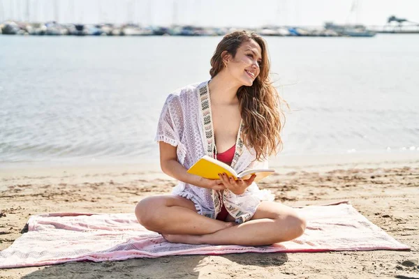 Young Beautiful Hispanic Woman Tourist Reading Book Sitting Sand Beach — Stock Photo, Image