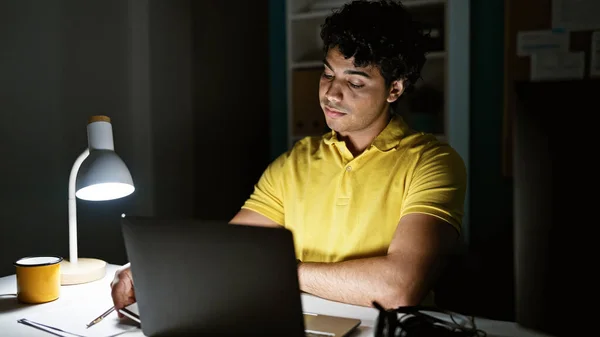 Jovem Latino Homem Trabalhador Negócios Usando Laptop Trabalhando Escritório — Fotografia de Stock