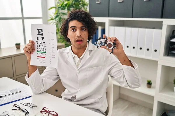 Homem Hispânico Com Cabelo Encaracolado Segurando Óculos Optometria Teste Visão — Fotografia de Stock