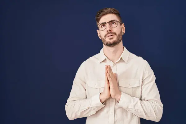 Hispanic Man Beard Standing Blue Background Begging Praying Hands Together — Stock Photo, Image