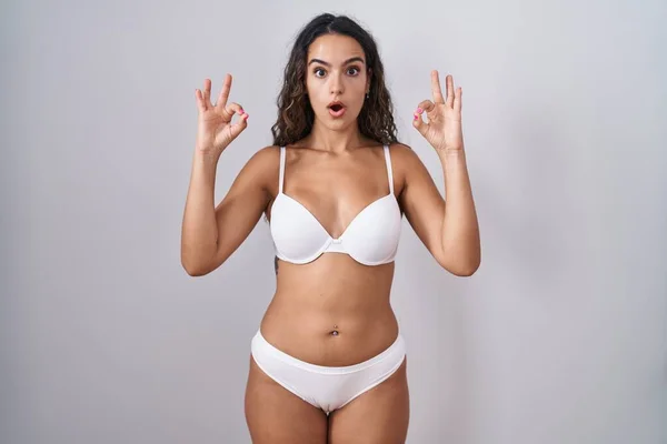 Ung Latinamerikansk Kvinna Klädd Vita Underkläder Ser Förvånad Och Chockad — Stockfoto