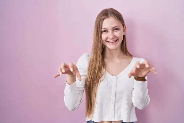 Young Caucasian Woman Standing Pink Background Smiling Funny Doing Claw — Stock Photo, Image