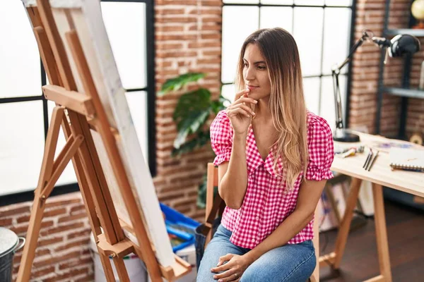 Young Woman Artist Drawing Doubt Expression Art Studio — Stock Photo, Image