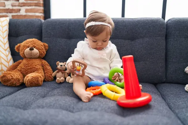 Bedårande Kaukasiska Baby Leker Med Tunnband Spel Sitter Soffan Hemma — Stockfoto