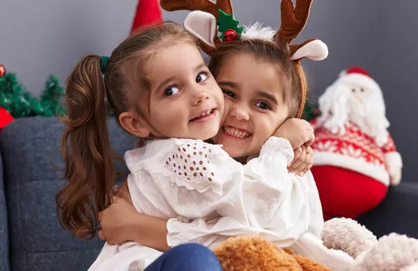 Δύο Παιδιά Αγκαλιάζουν Αρκουδάκι Κάθεται Στον Καναπέ Χριστουγεννιάτικη Διακόσμηση Στο — Φωτογραφία Αρχείου