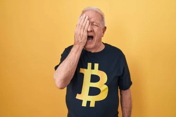 Homem Sênior Com Cabelos Grisalhos Vestindo Camiseta Bitcoin Bocejo Cansado — Fotografia de Stock