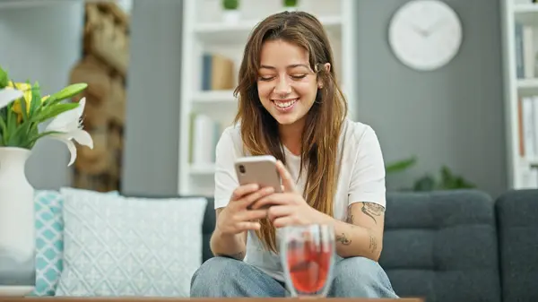 Young Beautiful Hispanic Woman Using Smartphone Sitting Sofa Smiling Home — Stock Photo, Image