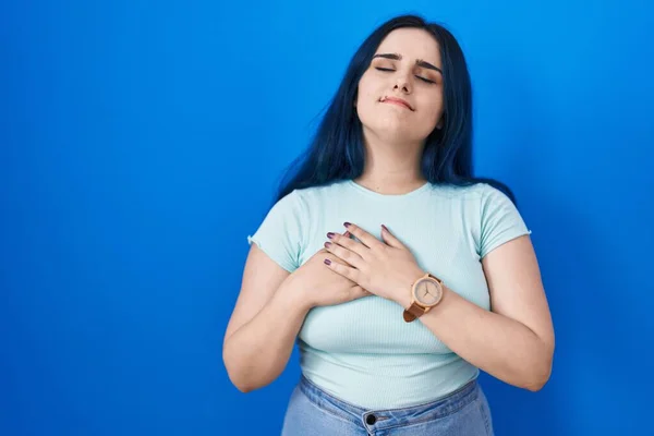 Mavi Arka Planda Duran Mavi Saçlı Genç Modern Kız Elleri — Stok fotoğraf