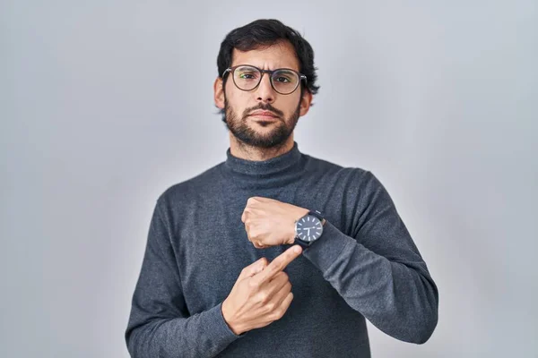 Handsome Latin Man Standing Isolated Background Hurry Pointing Watch Time — Stock Photo, Image
