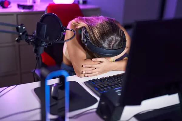 Joven Mujer Rubia Streamer Estresado Utilizando Computadora Sala Juegos —  Fotos de Stock