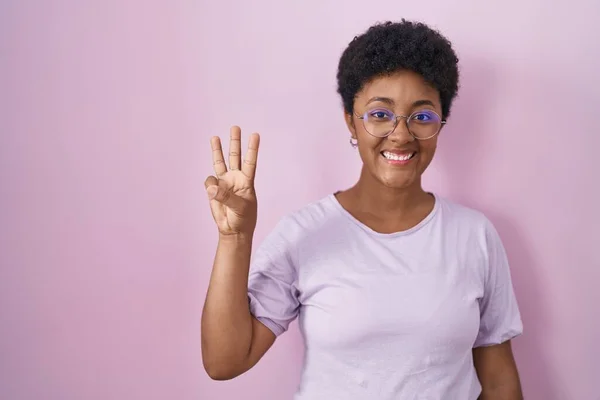 Genç Afro Amerikalı Kadın Pembe Arka Planda Duruyor Numaralı Parmaklarıyla — Stok fotoğraf