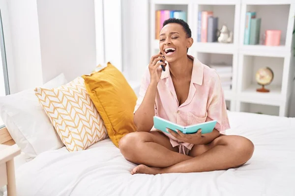 Afrikansk Amerikansk Kvinna Talar Smartphone Läsa Bok Sovrummet — Stockfoto