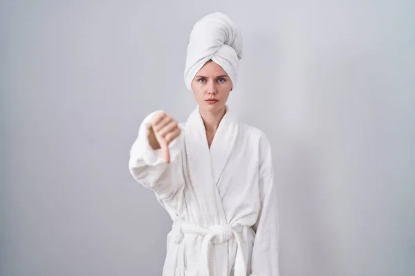 金发女人穿着浴衣 看上去很不高兴 很生气 带着拒绝和负面的手势 不好的表达方式 — 图库照片