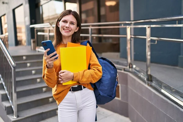 Joven Estudiante Rubia Usando Smartphone Sosteniendo Libros Universidad — Foto de Stock