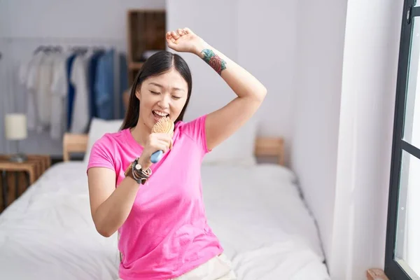 Çinli Bir Kadın Yatak Odasında Fırçayı Mikrofon Olarak Kullanarak Şarkı — Stok fotoğraf
