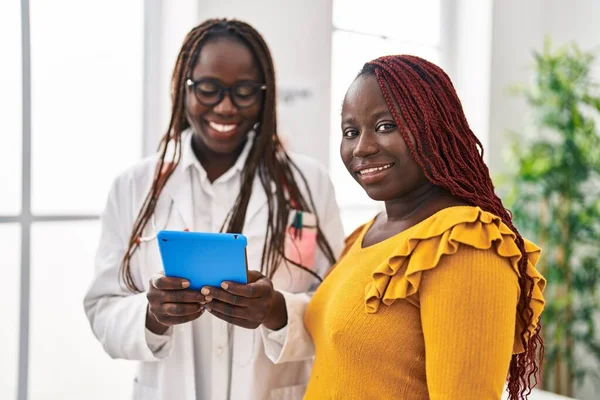 Medico Paziente Afroamericano Che Utilizza Touchpad Dopo Aver Consultato Clinica — Foto Stock