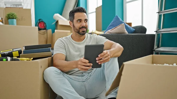Jovem Hispânico Usando Touchpad Sentado Chão Uma Nova Casa — Fotografia de Stock
