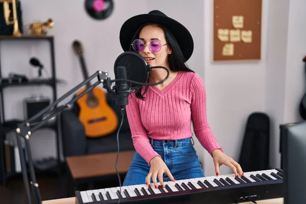 Joven Mujer Caucásica Músico Cantando Canción Tocando Piano Estudio Música —  Fotos de Stock