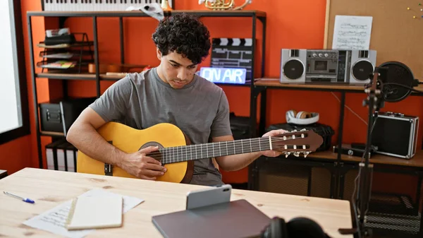 Junger Lateinamerikanischer Musiker Hat Online Unterricht Für Klassische Gitarre Musikstudio — Stockfoto