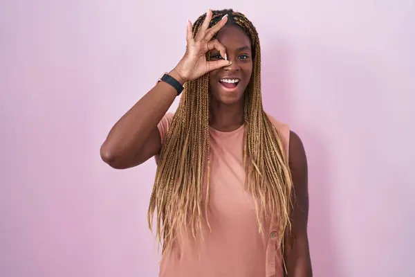 Африканская Американка Плетеными Волосами Стоящая Розовом Фоне Делает Хорошо Жест — стоковое фото