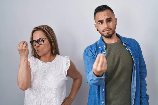 Hispanic Mor Och Son Står Tillsammans Gör Italiensk Gest Med — Stockfoto