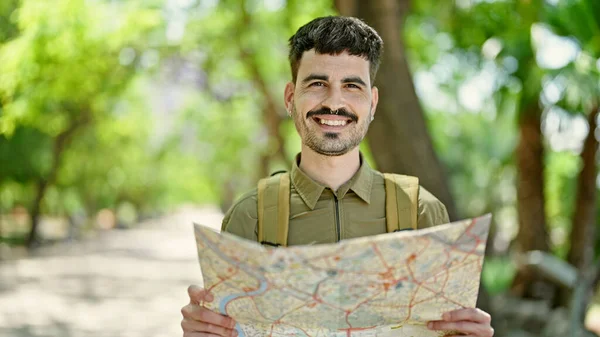 Joven Turista Hispano Usando Mochila Buscando Mapa Parque —  Fotos de Stock