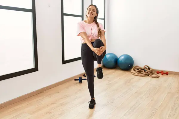 Young Beautiful Hispanic Woman Smiling Confident Stretching Legs Sport Center — Stock Photo, Image
