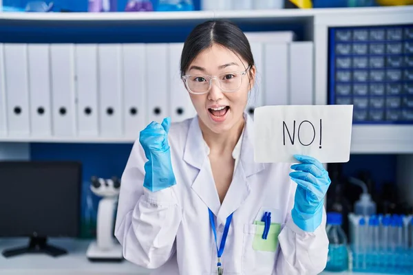 Chinesische Junge Frau Die Wissenschaftlichen Labor Arbeitet Hält Kein Banner — Stockfoto