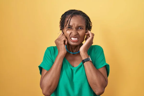 Sarı Arka Planda Duran Afrikalı Kadın Yüksek Sesli Müzik Sesi — Stok fotoğraf