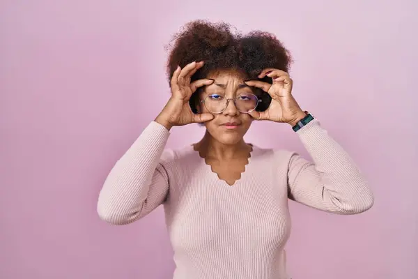 Genç Afro Amerikalı Kadın Pembe Arka Planda Duruyor Parmaklarıyla Gözlerini — Stok fotoğraf